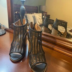 Report Brand - size 7 1/2 black sandal w/ zipper back - new never worn